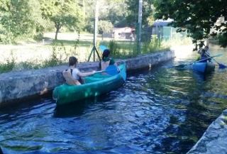 Navegando en una canoa